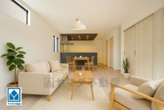 家具はイメージです。リビングは広々とした設計で、家族が集い、寛ぐ暮らしの空間を演出しています。思い思いの時間を過ごしたり、家族みんなで食事をしたり、素敵な団らんの場になりますね。