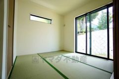 リビング横の和室は、思い切りお子様が遊べるキッズスペースに。柔らかい畳の上なら、お子様が転んでも怪我をしにくく安心です。