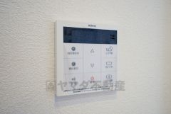 キッチン横からお湯張り、追い炊き、足し湯がボタン一つで楽々操作できる給湯機リモコンです。忙しい夕飯準備の時間帯に重宝しますね。