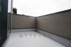 同仕様写真。風通しも良く日当たり良好なバルコニーは、洗濯物を干すだけでなく、テーブルセットを置いて休日にブランチ、星を眺めながら晩酌もいいですね＾＾