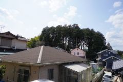 住宅地ですが隣家との高さを変えてバルコニーを設置しているので景色を楽しめるようになっています。また南東向きで陽射しも確保しています。