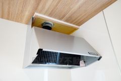 風量が弱・強と切替え可能なレンジフードが調理中の煙をしっかり吸い込みます。手元を照らすライト付きです。