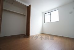 暖かい日差しが差し込む洋室。たっぷり収納できるクローゼット付きでお部屋の中をすっきりと快適に保てます。