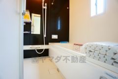 1日の疲れを癒すくつろぎのバスルーム。足を伸ばしてもゆったりと入れるサイズです。お子様と一緒にお風呂に入っても狭くないですね^^