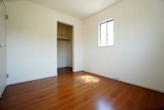 同仕様写真。ご夫婦お二人のプライベートシーンを演出する寝室は、大容量のウォークインクローゼット付き。