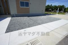 駐車スペースはゆとりある3台分を確保。マイカー用に、お客さま用に、余裕を持ってご利用いただけます。