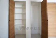 まとめ買いしてもこの収納量なら心配要らずのパントリー。調理家電や食品のストックをすっきりまとめられ、キッチン周りを広々使えます。