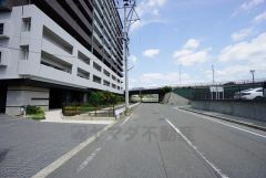 前面道路は広く、車同士がすれ違うスペースが十分にあります。落ち着いた住宅地内で快適な生活を実現してみませんか＾＾