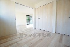 リビング隣の洋室です。ナチュラル色のフローリングで開放的な優しい雰囲気になっています＾＾