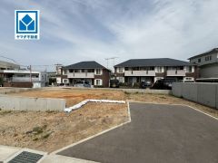 現地（2026年4月6日）撮影。八田小学校徒歩7分。スーパー・コンビニ・ドラッグストアも徒歩10分圏内に揃っています＾＾快適でゆとりのある生活空間で新生活を始めましょう^^