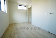2面採光を確保した明るい室内は、風通しも良く、大変居心地の良い空間となっております。爽やかな風を感じて起きる朝は、快適生活の始まりに。