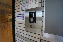 オートロックは、外部の人が自由に建物内に出入りできないため、不審者の侵入防止効果があります。セールスマン対策にもなり安心。