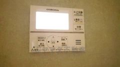 キッチン横からお湯張り、追い炊き、足し湯がボタン一つで楽々操作できる給湯機リモコンです。忙しい夕飯準備の時間帯に重宝しますね。