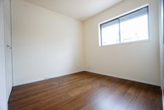 リビング隣の洋室です。各部屋に収納が完備されているので、お荷物が増えても安心の設計です。