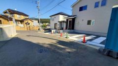 車の通り抜けができないので、小さな子供も安心して遊ばせることができます。