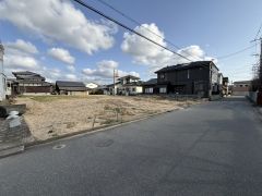 現地（2026年3月4日）撮影。住人以外の車の進入も少なく、小さなお子様を持つご家庭にも安心です。