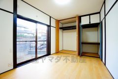 暖かい日差しが差し込む洋室。たっぷり収納できるクローゼット付きでお部屋の中をすっきりと快適に保てます。