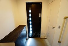 同仕様写真。棚の上にお花や写真を飾っても良いですね。