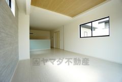 リビングは広々とした設計で、家族が集い、寛ぐ暮らしの空間を演出しています。