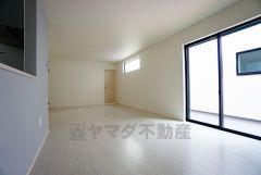 リビングは広々とした設計で、家族が集い、寛ぐ暮らしの空間を演出しています。思い思いの時間を過ごしたり、家族みんなで食事をしたり、素敵な団らんの場になりますね。