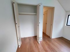 暖かい日差しが差し込む洋室。たっぷり収納できるクローゼット付きでお部屋の中をすっきりと快適に保てます。