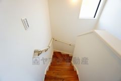 同仕様写真。小さなお子様やご高齢の方でも安心できる、手すり付き階段。段差も低めで設定されており、安全性にも優れています。