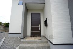家の顔となる玄関扉がかっこいいと、たくさんの人を招き入れたくなりますね＾＾奥まって設置されており、雨にも濡れにくくなっています。