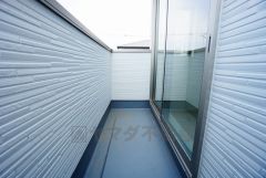 同仕様写真。陽当たりの良いバルコニーです。お洗濯やお布団干しはもちろん、日光浴スペースにも。足元は防水工事施工済です。