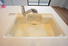 広々とした凸型シンクに洗剤ポケットを標準装備。大きなお鍋など洗いやすいです。