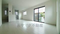 大きな窓のあるリビングは、陽光あふれる明るい空間です。居心地良く、ご家族皆がゆったり寛げる憩いの空間となりそうです。