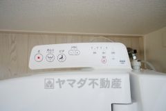 温水、暖房、ウォシュレット付の高機能トイレです。