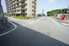 前面道路は広く、車同士がすれ違うスペースが十分にあります。