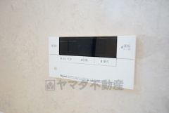 湯量・湯温の設定、そして保温までワンタッチのフルオートバス。便利な追い炊き機能付きです。