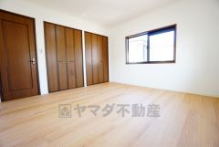 住む人のこだわりを活かす洋室。日当たりがよく、寝室としての利用もおすすめ。広めのクローゼットには荷物をすっきり片付けられ、ゆとりのある暮らしが出来ます＾＾