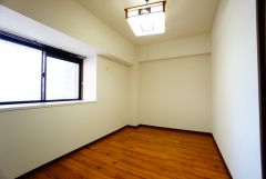 主寝室としてお使いいただけそうなこちらのお部屋は、日当たりが良く、爽やかな風を感じて起きる朝は、快適生活の始まりに。