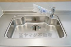 同仕様写真。広々とした凸型シンクに洗剤ポケットを標準装備。大きなお鍋など洗いやすいです。