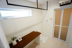 脱衣所には、物干し、カウンターが設置されています。洗濯機から出して、そのまま干す、畳む作業を一か所でできます＾＾