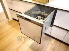 食事の後の手間を解消する食器洗い乾燥機付。冬場の洗い物で手荒れの悩みもなくなります。手洗いよりも節約できて便利。