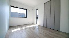 木目調のシンプルデザインで落ち着きと安らぎの空間に仕上げています。各部屋に収納が完備されているので、お荷物が増えても安心の設計です。