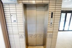 重い荷物を運ぶのにも便利なエレベーター付です。