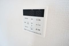 おいだき機能つきなのでお風呂に入る時間が異なるご家庭には嬉しいですね。ボタン一つで快適で便利な生活が＾＾
