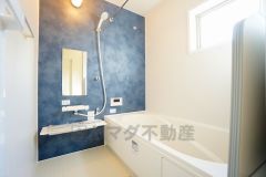 1日の疲れを癒すくつろぎのバスルーム。足を伸ばしてもゆったりと入れるサイズです。お子様と一緒にお風呂に入っても狭くないですね^^