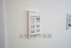 雨の日の洗濯も安心できる浴室暖房乾燥機付き浴室。リモコンで操作もボタン1つで簡単。