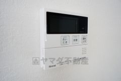 キッチン横からお湯張り、追い炊き、足し湯がボタン一つで楽々操作できる給湯機リモコンです。忙しい夕飯の準備の時間帯に重宝しますね。