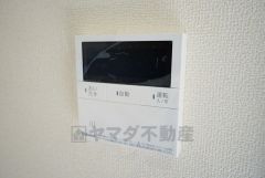 キッチン横からお湯張り、追い炊き、足し湯がボタン一つで楽々操作できる給湯機リモコンです。忙しい夕飯準備の時間帯に重宝しますね。