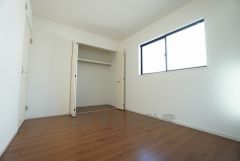 同仕様写真。住む人のこだわりを活かす洋室。日当たりがよく、寝室としての利用もおすすめ。広めのクローゼットには荷物をすっきり片付けられ、ゆとりのある暮らしが出来ます＾＾