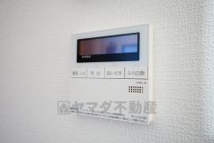 キッチン横からお湯張り、追い炊き、足し湯がボタン一つで楽々操作できる給湯機リモコンです。忙しい夕飯の準備の時間帯に重宝しますね。