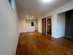 カウンターキッチンに加えて、リビング階段になっているので、お顔を合わす回数が増え、ぐっと家族の距離が縮まります。