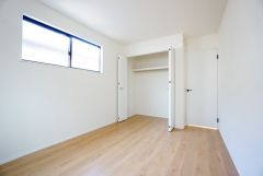 住む人のこだわりを活かす洋室。日当たりがよく、寝室としての利用もおすすめ。広めのクローゼットには荷物をすっきり片付けられ、ゆとりのある暮らしが出来ます＾＾