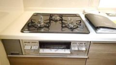 複数の調理を一度に行うことができる3口コンロ。効率よくお料理が出来ます。毎日のお料理も楽しくなりますね＾＾